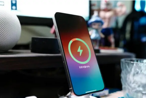 新会苹果15换屏服务分享用什么充电器给iPhone15充电更好 